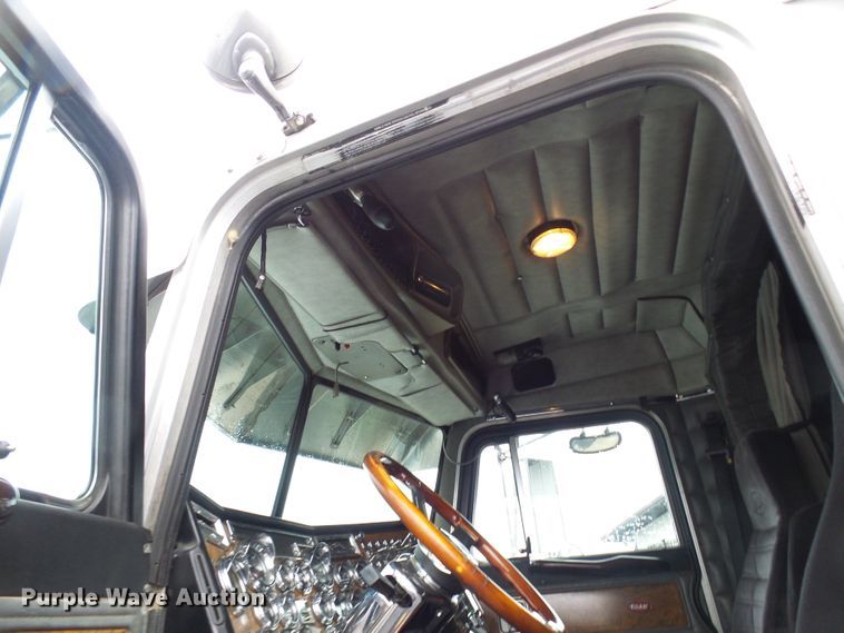 image for item DL0921 2000 Peterbilt 379  semi truck