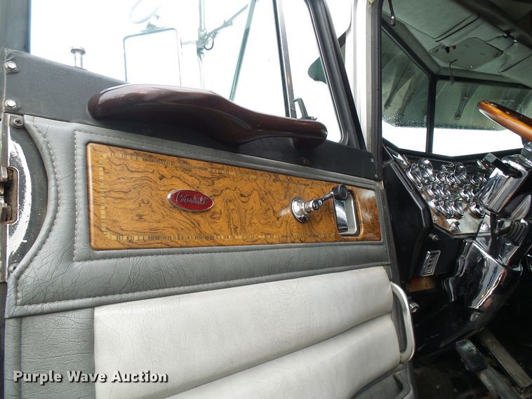 image for item DL0921 2000 Peterbilt 379  semi truck