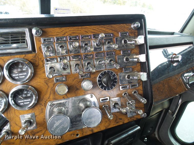 image for item DL0921 2000 Peterbilt 379  semi truck