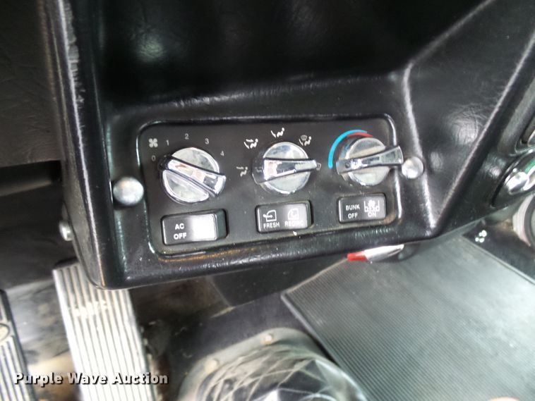 image for item DL0921 2000 Peterbilt 379  semi truck