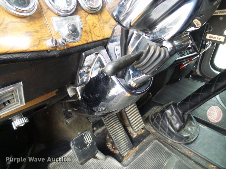 image for item DL0921 2000 Peterbilt 379  semi truck