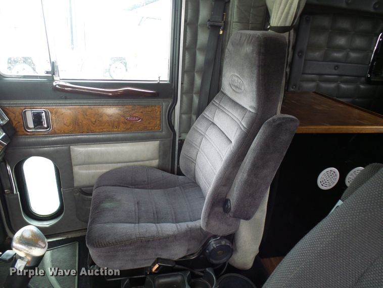 image for item DL0921 2000 Peterbilt 379  semi truck