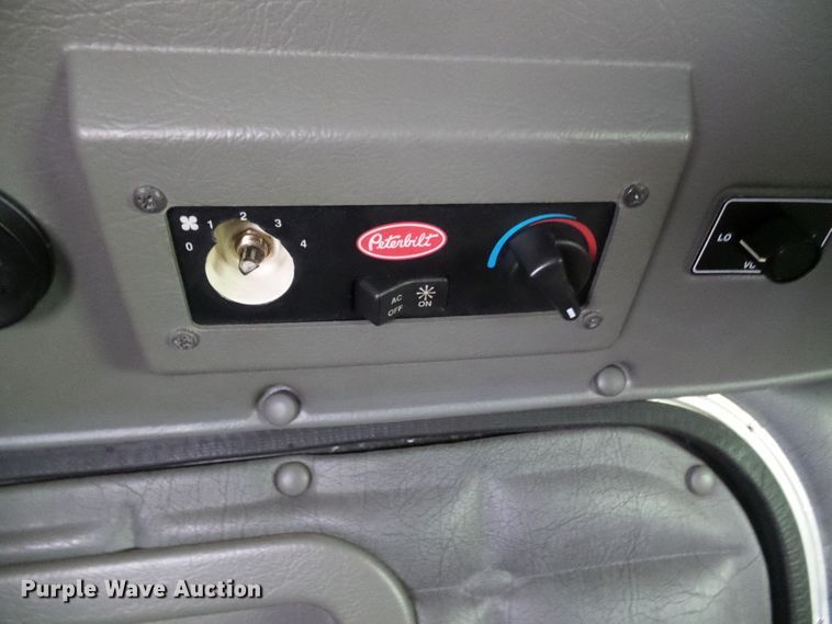 image for item DL0921 2000 Peterbilt 379  semi truck