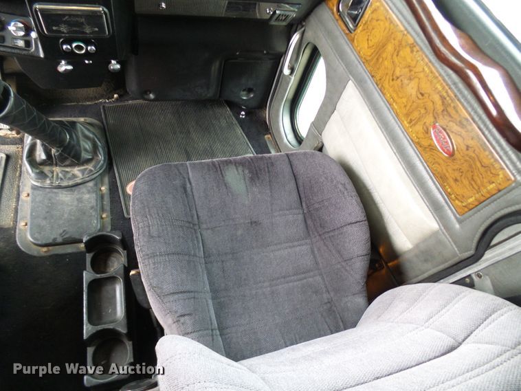 image for item DL0921 2000 Peterbilt 379  semi truck