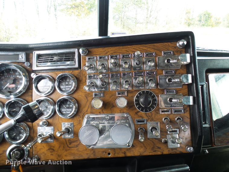 image for item DL0921 2000 Peterbilt 379  semi truck