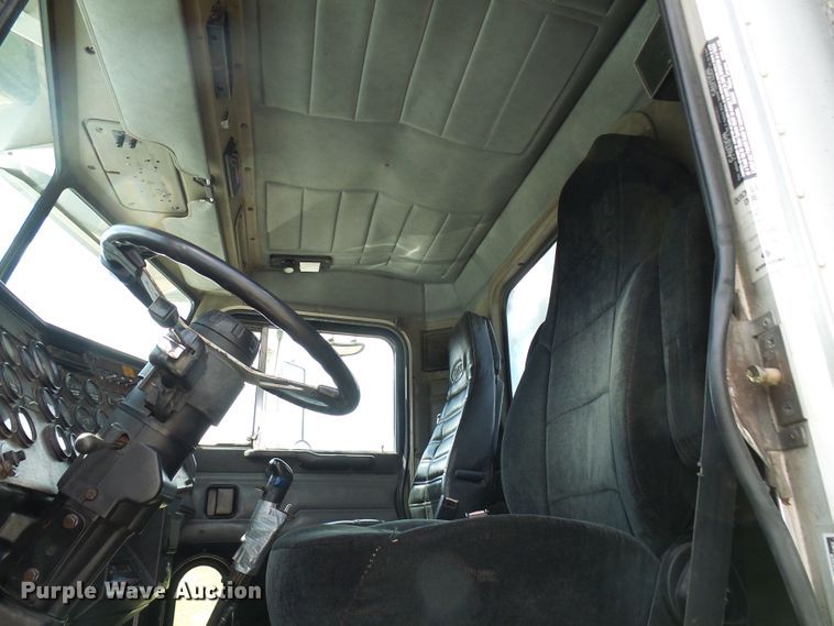 image for item DL0926 1992 Peterbilt 379  semi truck