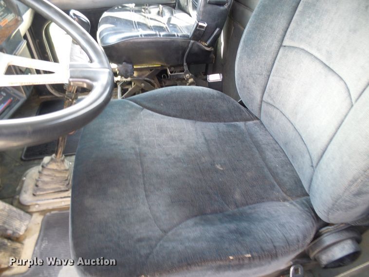 image for item DL0926 1992 Peterbilt 379  semi truck