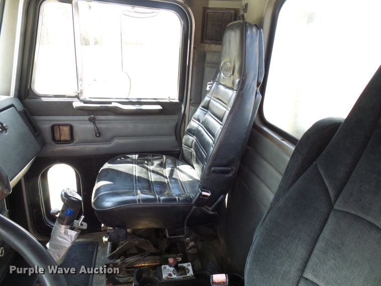 image for item DL0926 1992 Peterbilt 379  semi truck