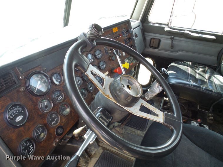 image for item DL0926 1992 Peterbilt 379  semi truck