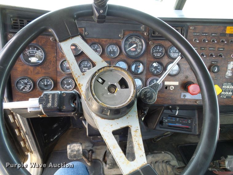 image for item DL0926 1992 Peterbilt 379  semi truck