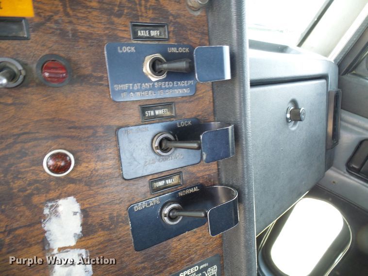 image for item DL0926 1992 Peterbilt 379  semi truck