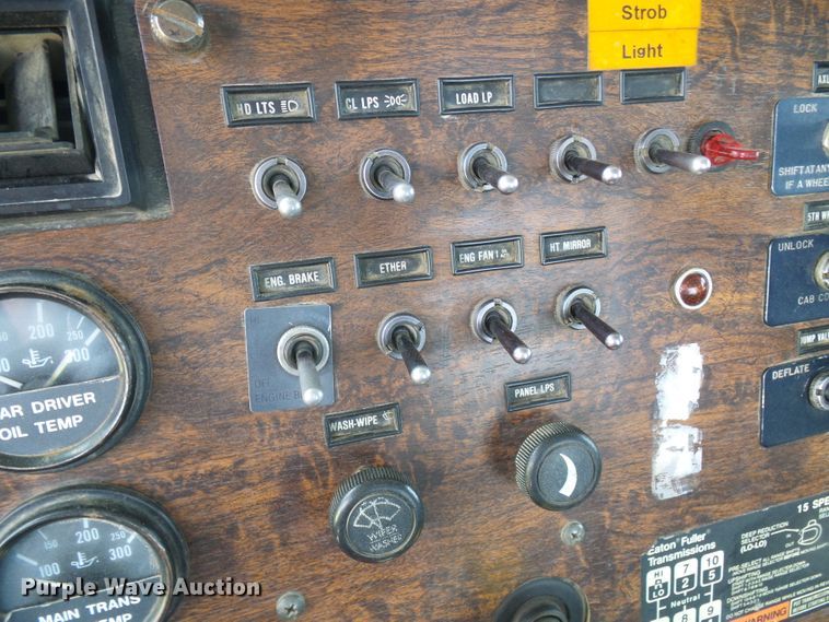 image for item DL0926 1992 Peterbilt 379  semi truck