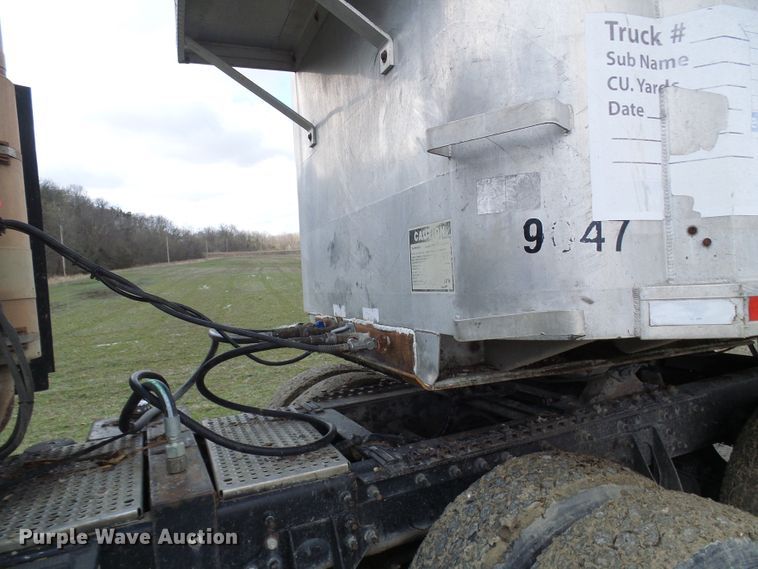 image for item DL0927 1994 Summit walking floor trailer