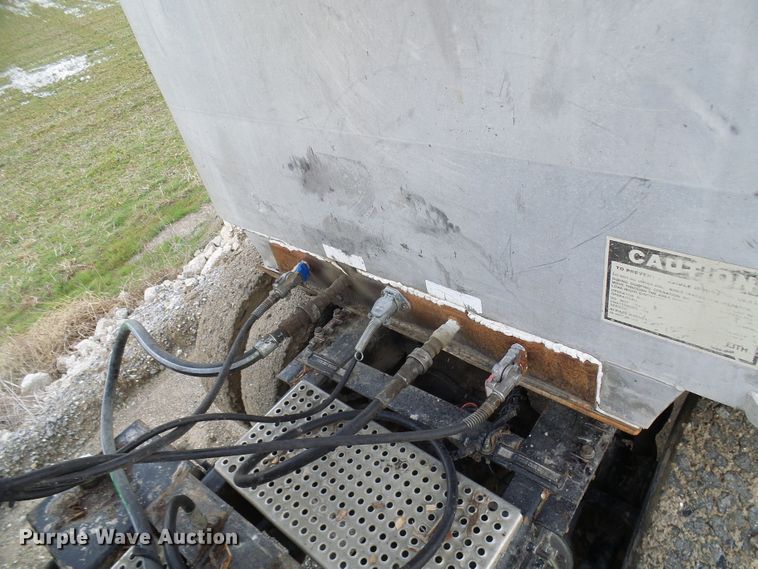 image for item DL0927 1994 Summit walking floor trailer