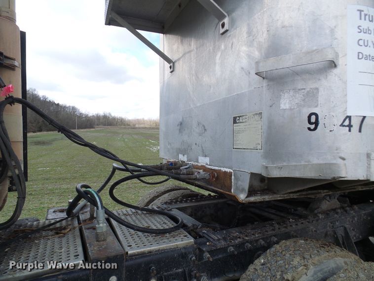 image for item DL0927 1994 Summit walking floor trailer