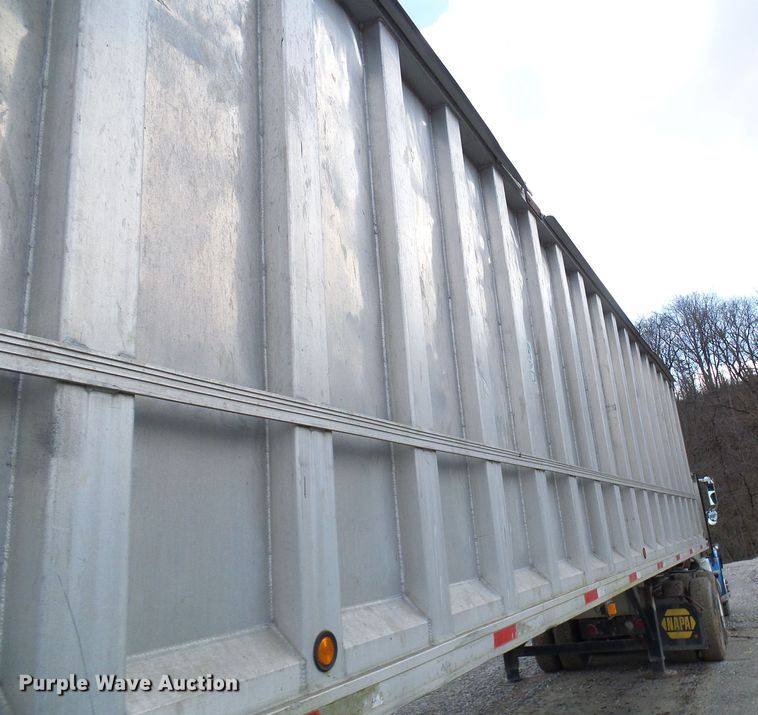 image for item DL0927 1994 Summit walking floor trailer