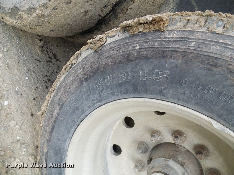 image for item DL0927 1994 Summit walking floor trailer