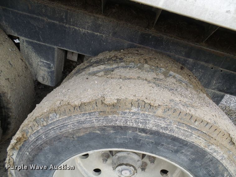 image for item DL0927 1994 Summit walking floor trailer