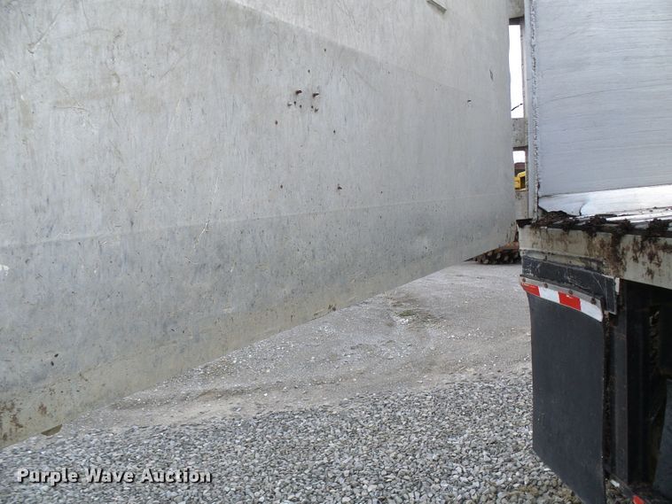 image for item DL0927 1994 Summit walking floor trailer