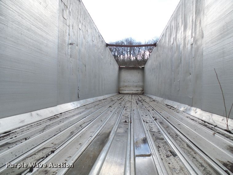 image for item DL0927 1994 Summit walking floor trailer