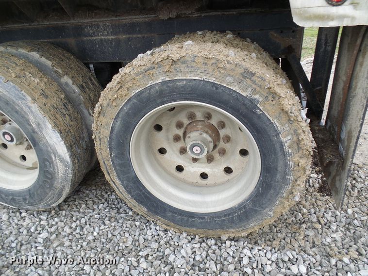 image for item DL0927 1994 Summit walking floor trailer