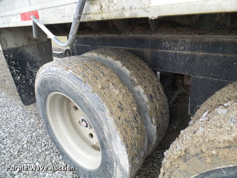 image for item DL0927 1994 Summit walking floor trailer