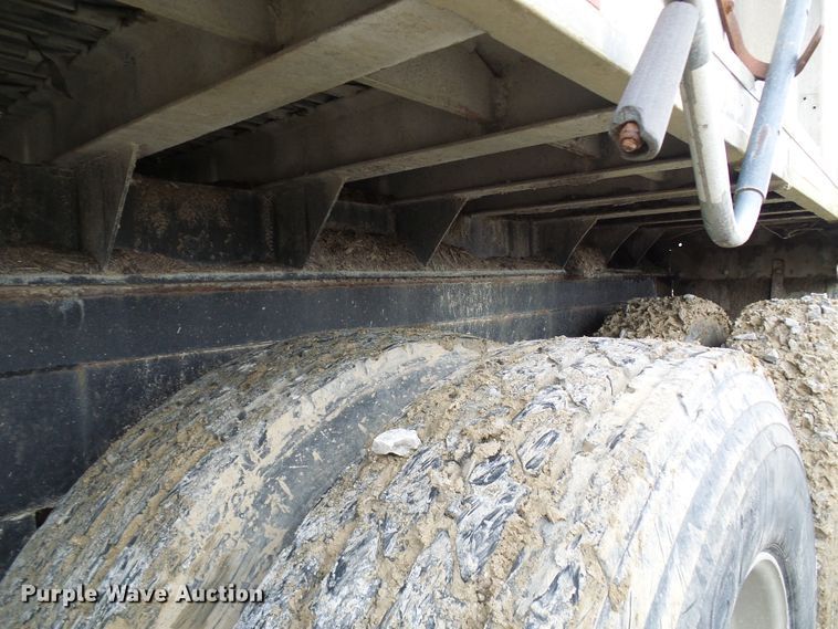 image for item DL0927 1994 Summit walking floor trailer