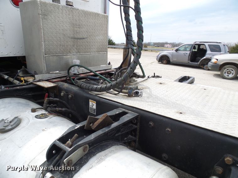 image for item DL0949 2007 Peterbilt 386  semi truck