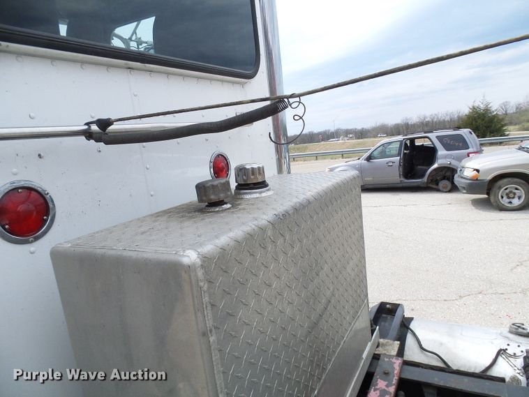 image for item DL0949 2007 Peterbilt 386  semi truck