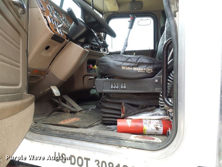 image for item DL0949 2007 Peterbilt 386  semi truck