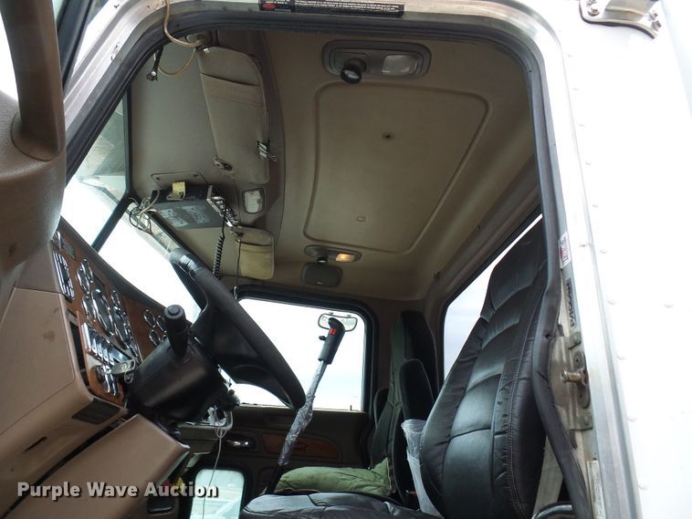 image for item DL0949 2007 Peterbilt 386  semi truck