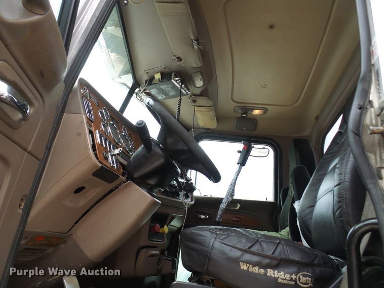 image for item DL0949 2007 Peterbilt 386  semi truck