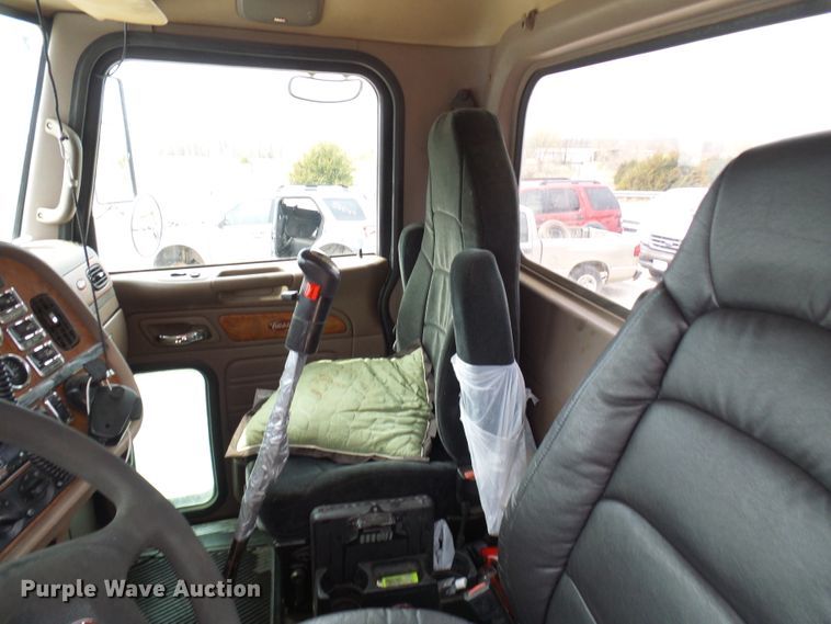 image for item DL0949 2007 Peterbilt 386  semi truck