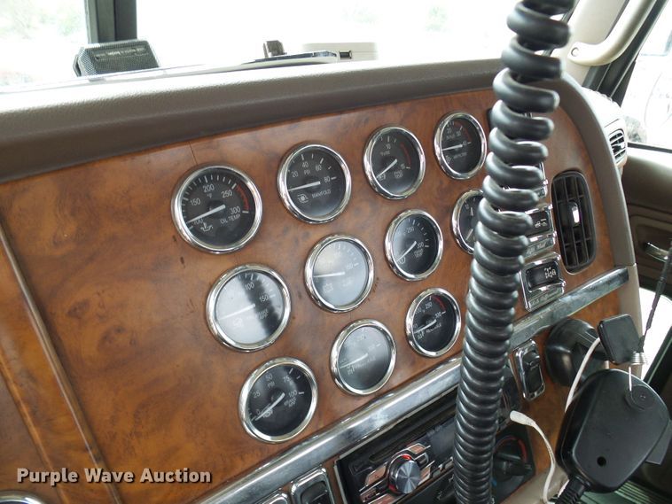 image for item DL0949 2007 Peterbilt 386  semi truck