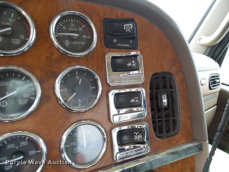 image for item DL0949 2007 Peterbilt 386  semi truck