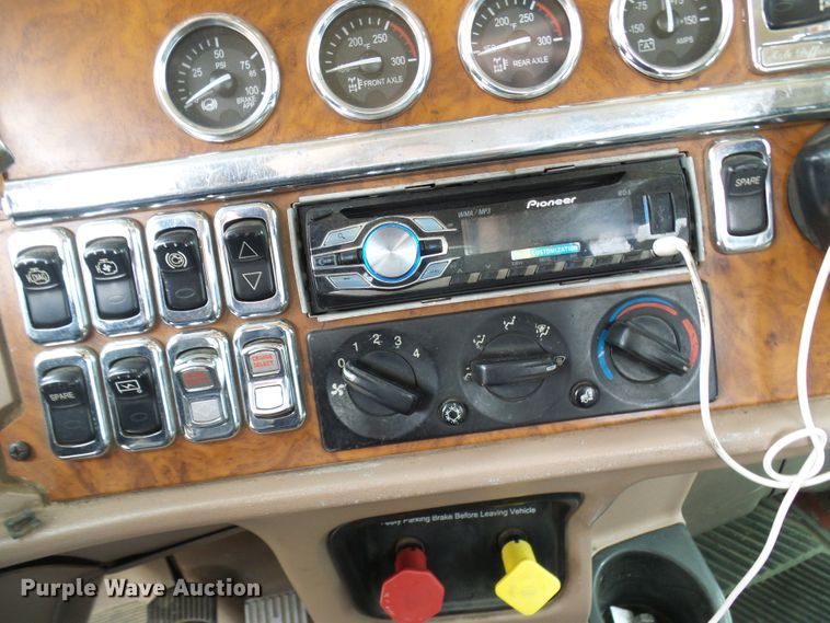 image for item DL0949 2007 Peterbilt 386  semi truck