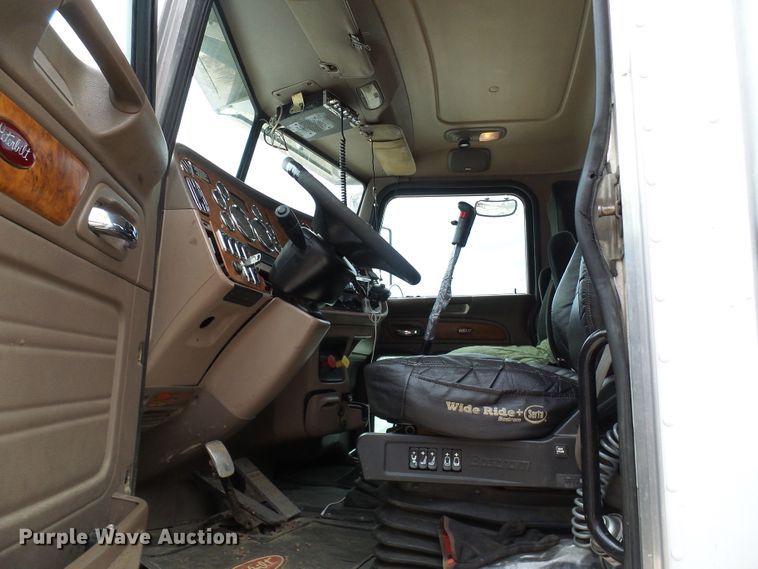 image for item DL0949 2007 Peterbilt 386  semi truck