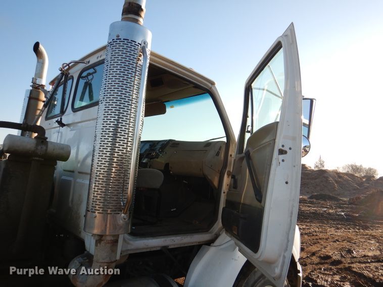 image for item DL2647 2005 Sterling AT9500  truck tractor