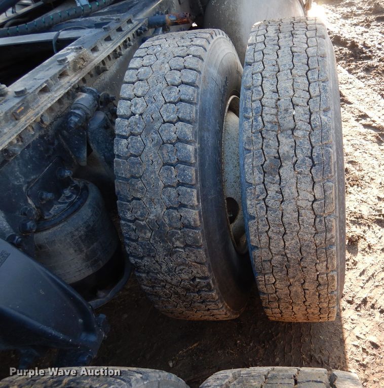 image for item DL2647 2005 Sterling AT9500  truck tractor