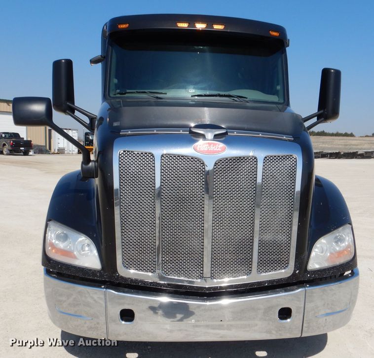 image for item DL2761 2015 Peterbilt 579  semi truck