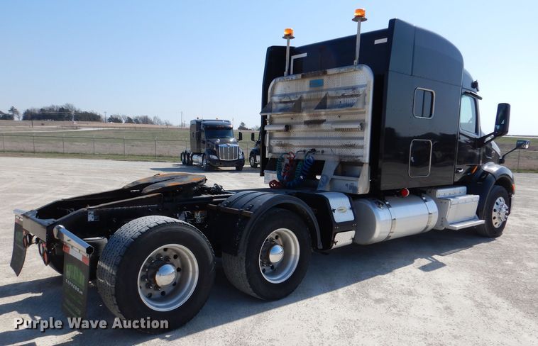 image for item DL2761 2015 Peterbilt 579  semi truck