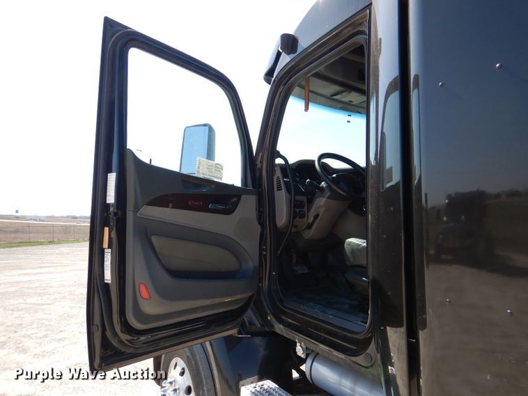 image for item DL2761 2015 Peterbilt 579  semi truck