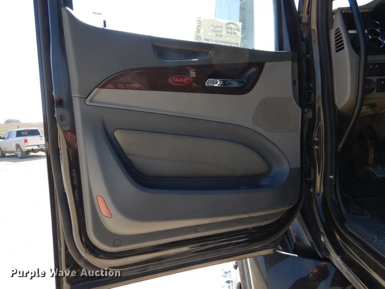 image for item DL2761 2015 Peterbilt 579  semi truck