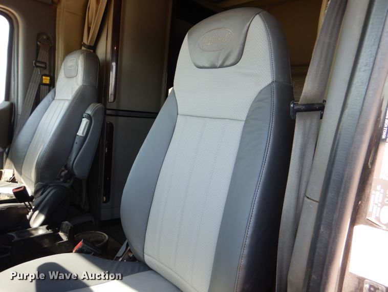 image for item DL2761 2015 Peterbilt 579  semi truck