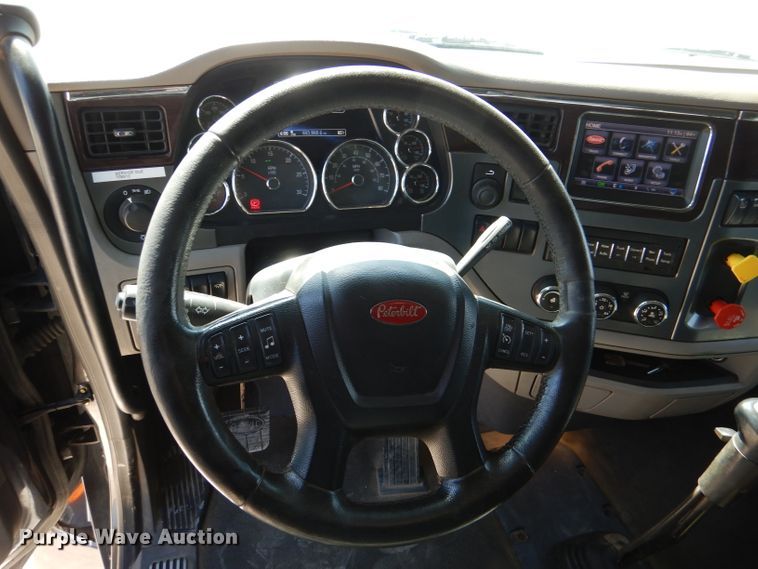 image for item DL2761 2015 Peterbilt 579  semi truck
