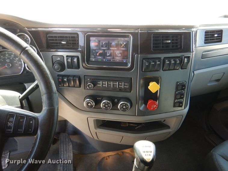 image for item DL2761 2015 Peterbilt 579  semi truck