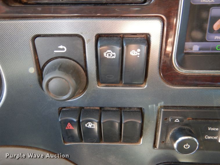 image for item DL2761 2015 Peterbilt 579  semi truck