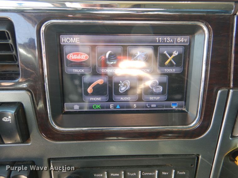 image for item DL2761 2015 Peterbilt 579  semi truck