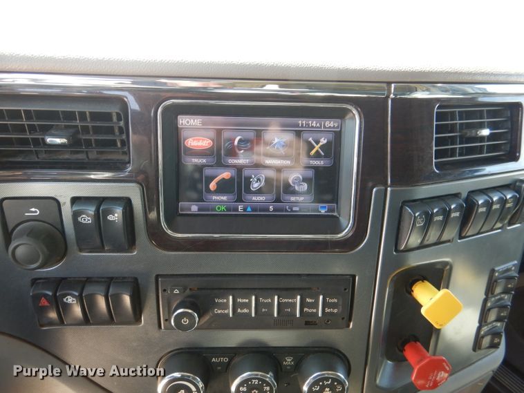 image for item DL2761 2015 Peterbilt 579  semi truck