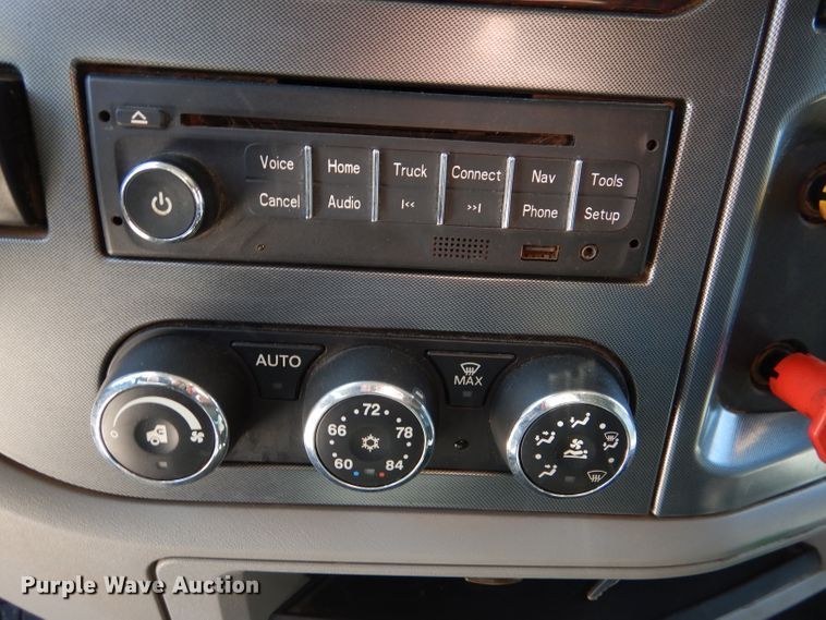 image for item DL2761 2015 Peterbilt 579  semi truck